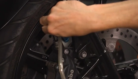 How to Bleed a Dry Brake System in 8 Easy Steps