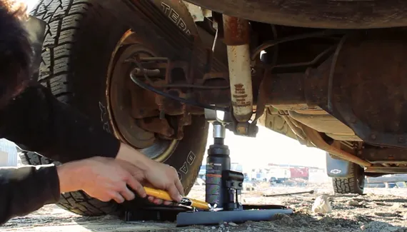 Are Bottle Jacks Safe to Use on Lifted Trucks