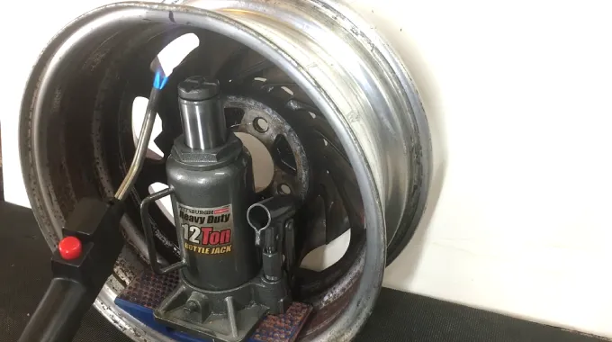 How to Fix a Bent Rim On a Car With a Bottle Jack