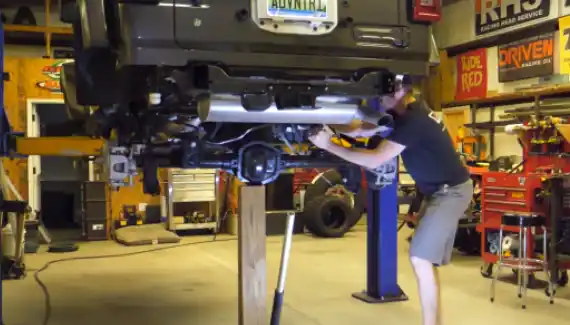 Is It Necessary to Use A Lift In a Garage to Work On a Lifted Jeep