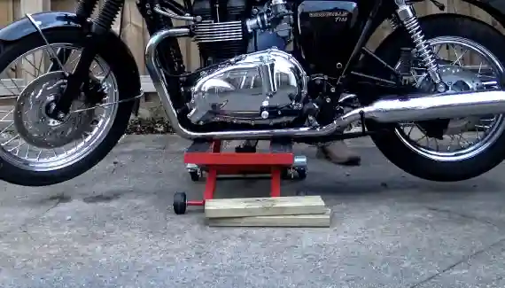Step-by-Step Guide to Lifting a Motorcycle Using Hydraulic Jacks