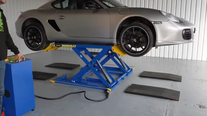 Can I Use Scissor Jack to Lift Up My Car