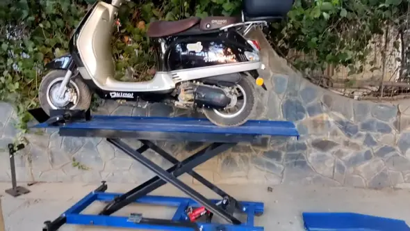What Is the Proper Way to Lift a Motorcycle on a Lift Table